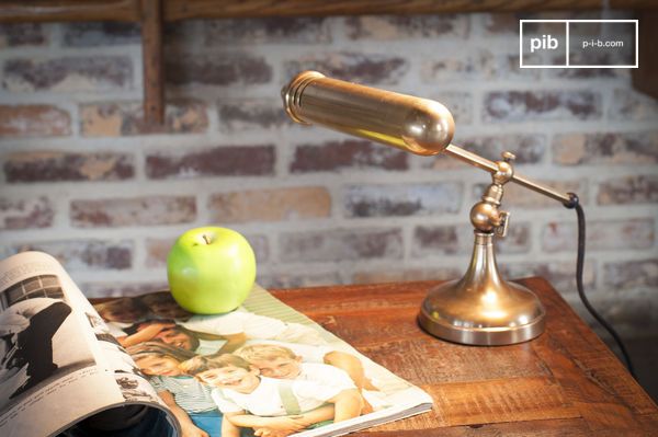 Le diffuseur cylindrique concentre le flux lumineux sur la surface de travail pour faciliter la lecture ou l'écriture.