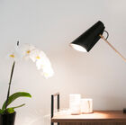 Belle lampe de table noire et dorée.