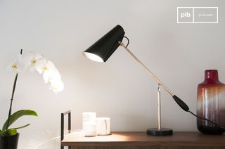 Lampe de table en métal doré