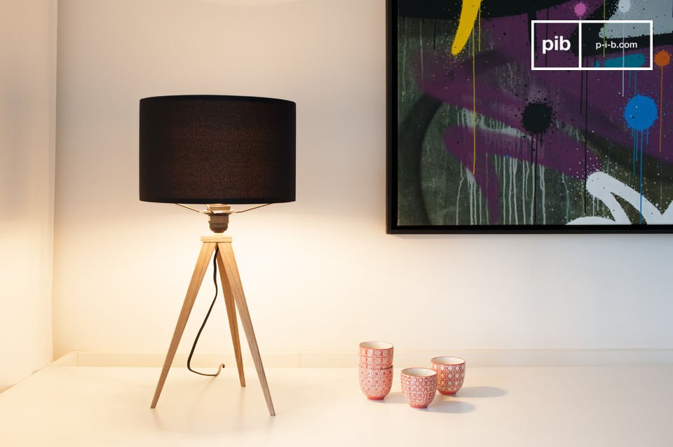Belle lampe élégante noir et en bois.