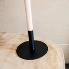 Une grande lampe design particulièrement sobre