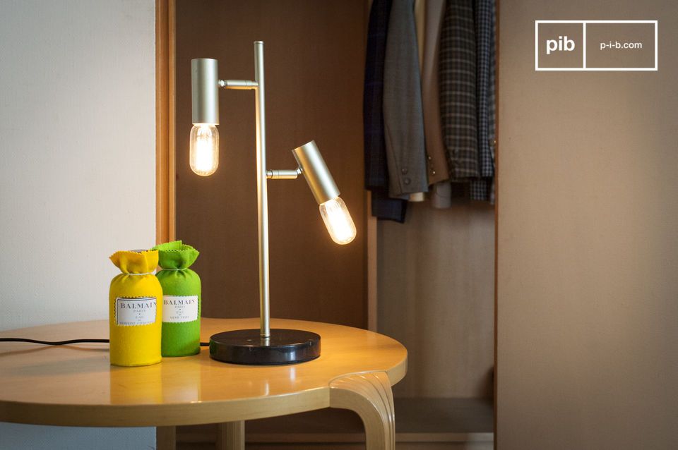 Élégante lampe de table rétro en métal doré mat et pied en marbre noir.