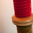 Pied de lampe bien stable, réalisé en bois massif verni.