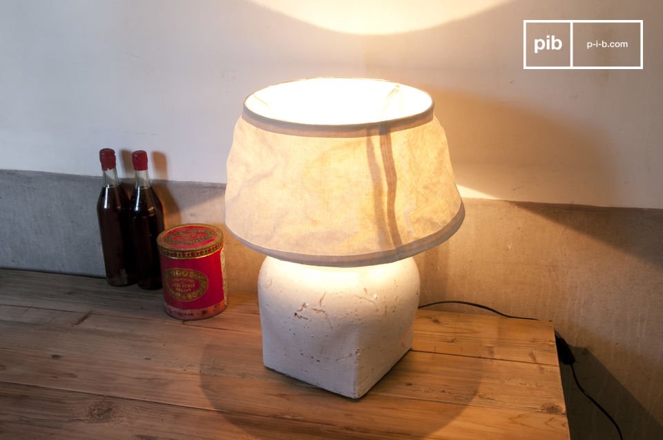 Belle lampe en terre cuite sur plateau en bois.