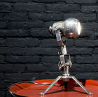 Luminaire orientable sur deux axes pour une touche industrielle.