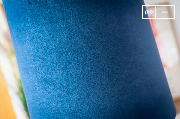 L'abat-jour en velours bleu primaire confère un présence forte à la lampe.