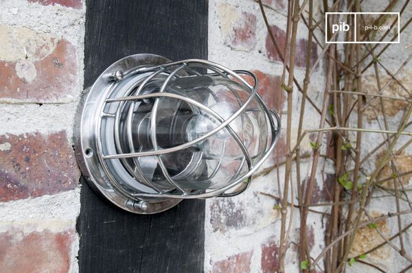 Un mélange de verre épais et de métal robuste, conçu pour allier style et solidité.