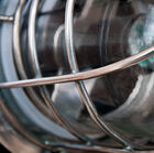 La grille en métal croisé révèle le travail précis des lignes et apporte une touche graphique.