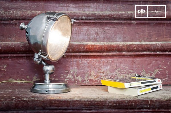 La lampe adopte une forme de projecteur rappelant les phares d'automobiles.