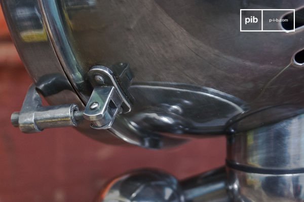 Quatre crochets pivotants verrouillent ou déverrouillent l'optique avec une grande facilité.