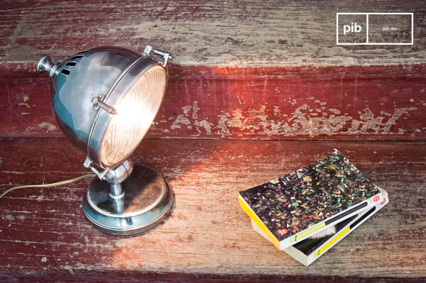 L'abat-jour en dôme concentre la lumière alors que l'optique en verre l'amplifie.