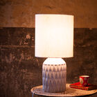 Die Lampe Roméo ist eine Lampe aus weißem Terrakotta deren Struktur einen romantischen Charme