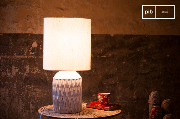 Die Lampe Roméo ist eine Lampe aus weißem Terrakotta deren Struktur einen romantischen Charme