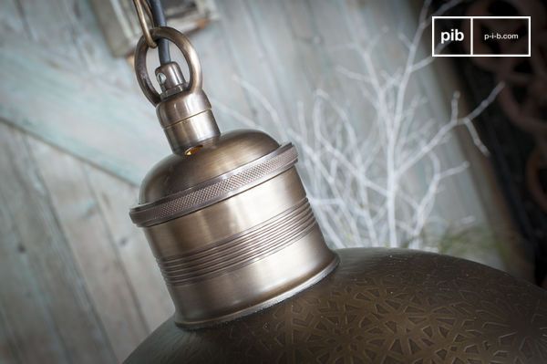 La partie supérieure, soulignée de fines stries, renforce l'allure industrielle chic de la pièce.