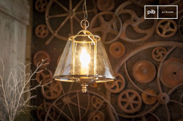 Le design allie élégance classique et style atelier. Il se distingue par son abat-jour en verre conique transparent qui laisse apparaître l'ampoule et diffuse une lumière directe.