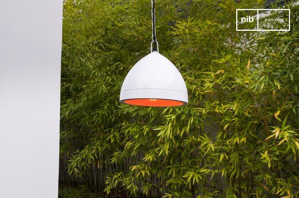 Accrochée seule, elle crée un point focal coloré et graphique qui attire le regard.