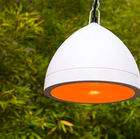 La suspension ronde minimaliste, dont l'extérieur blanc contraste vivement avec l'intérieur orange.