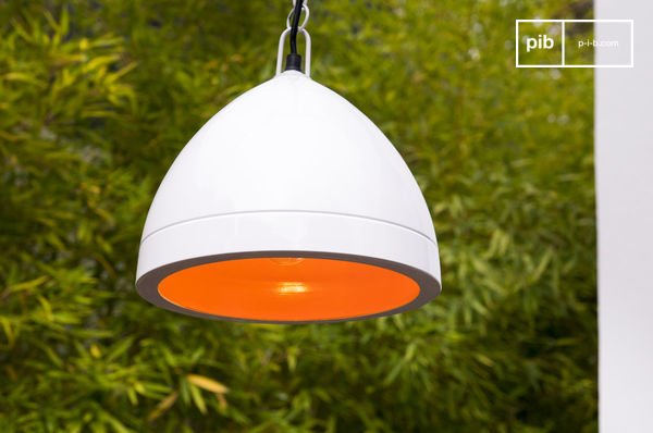 La suspension ronde minimaliste, dont l'extérieur blanc contraste vivement avec l'intérieur orange.