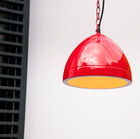 Joli luminaire rouge tout en métal.