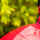 La suspension est accroché par une jolie chaîne rouge.