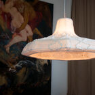 Zachte hanglamp geheel bedekt met witte wol.