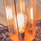 Une lampe à poser qui affiche un style vintage plein de charme issu de ses montants cuivrés tout