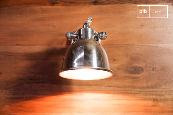 Beautiful minimalist spirit combining roundness and vintage industrial spirit.