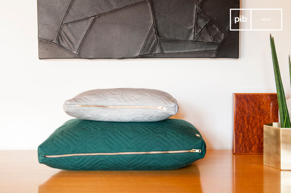 The cushion has a beautiful golden zipper.