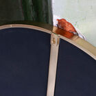 The mirror can stand or, thanks to the suspension, also hang..