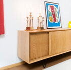 Equipped with three sliding doors, this piece of furniture is nevertheless robust.