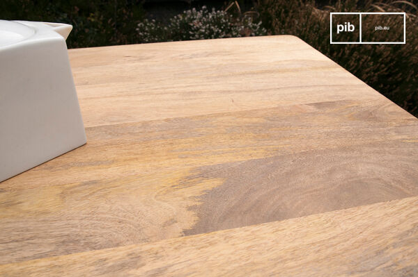 A slightly bleached matt varnish covers the tray.