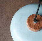 The support is made of varnished raw wood for a refined contrast.