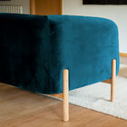 This gives an original touch to this vintage style retro sofa and creates an aesthetic contrast