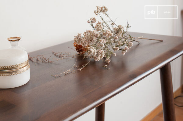 The acacia wood top is particularly aesthetic and refined.