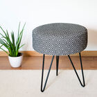 Elegante, dunne en ronde voet in metallic zwart.