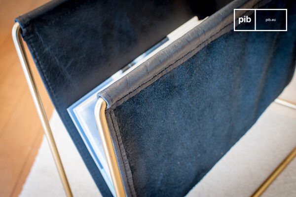 The exterior is sewn on the other hand, giving character and softness.