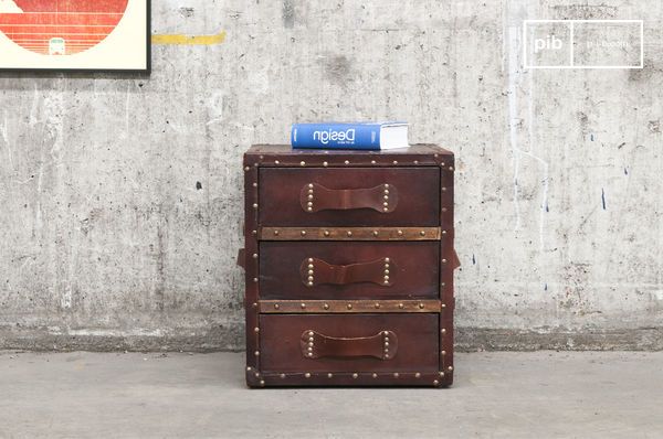 Schöne Kommode aus Holz und Vintage-Leder.