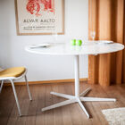 Het witte aluminium middenonderstel is elegant en sierlijk.