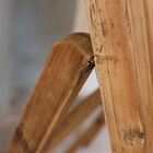 Het zwart van het schilderij en het hout van de structuur passen perfect bij elkaar.