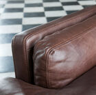 Een armleuningkussen dat op ingenieuze wijze is geplaatst om het comfort te verhogen.