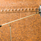 Der schwarze Lampenschirm hat eine Retro-Form.