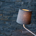 Der dunkle Lampenschirm dämpft das Licht auf natürliche Weise.