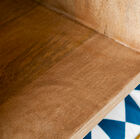 I due scompartimenti più grandi sono dotati di sportelli scorrevoli per nascondere i vari oggetti