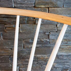 De rugleuning is ingebed in de houten structuur.