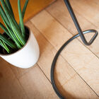 La base est parfaitement ronde et minimaliste.