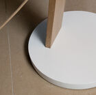 Un pied minimaliste, parfaitement rond & entièrement blanc pour sublimer la lampe.