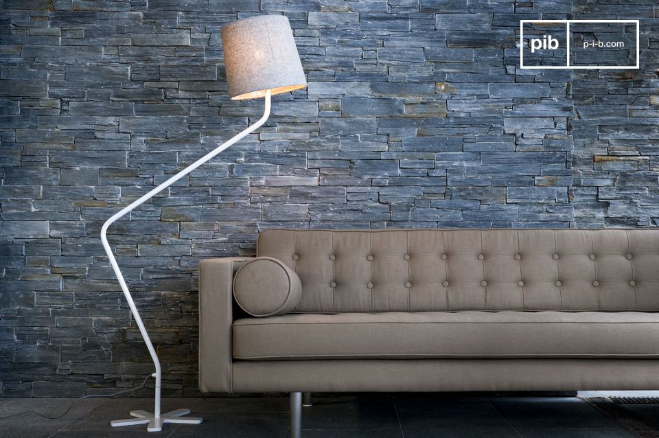 Elégant luminaire avec une courbe originale.