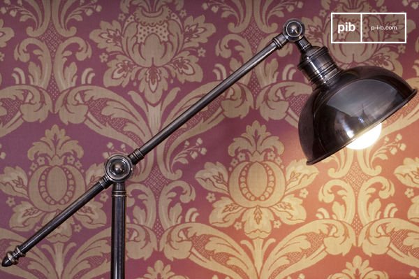 Ce lampadaire au design épuré et rétro est entièrement conçu en métal plaqué argent.