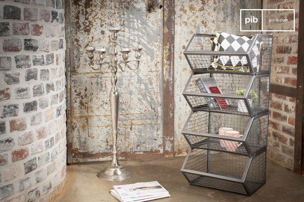 Les jolis paniers ont été assemblés et peints à la main.