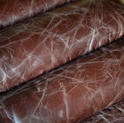 De schuimvulling is bekleed met licht verouderd leer met een bruine kleur die iets naar de